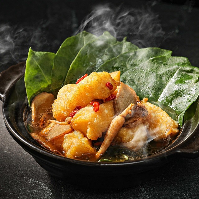 《蘭亭俱樂部》麻油川七圓鱈煲 Fried Mullet with Sesame Oil and Madeira Vine