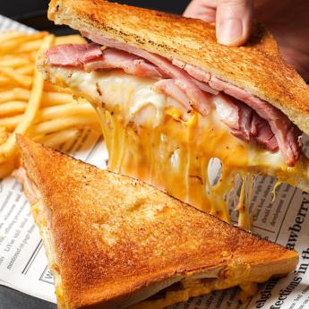 香烤火腿起司三明治 Triple-Cheese and Ham Sandwich