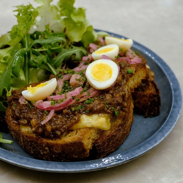 【COQUOLOGY 料理生活】燉牛尾鵪鶉蛋吐司 Oxtail toast with smoked quail’s egg and pickles