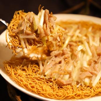 韭黃肉絲煎脆麵 Egg Noodles with Chives, Bean Sprouts and Shredded Pork