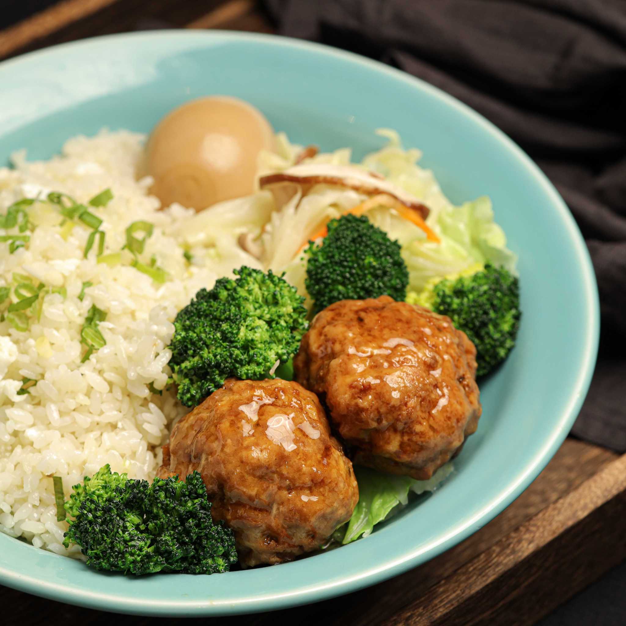 獅子頭燴飯Chinese Braised Meatball with Cabbage and Rice