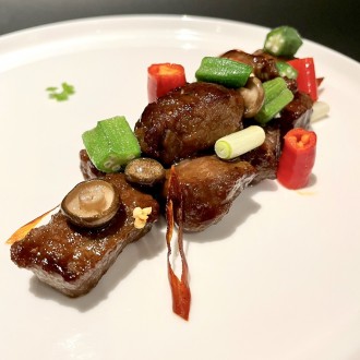 秋葵野菌香辣牛柳粒 Sautéed Diced U.S Beef Okra and Wild Mushrooms with Chili