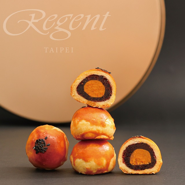 《花月》 奶黃酥及蛋黃酥禮盒 (每盒八入)  Custard Moon / Butter Yolk Custard and Egg Yolk Pastry Gift Set ( 8 pieces)