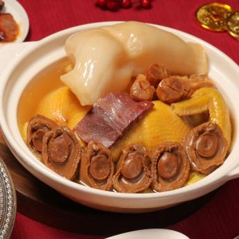 老火鮑魚花膠燉全雞 Double Boiled Chicken Soup with Abalone and Maw